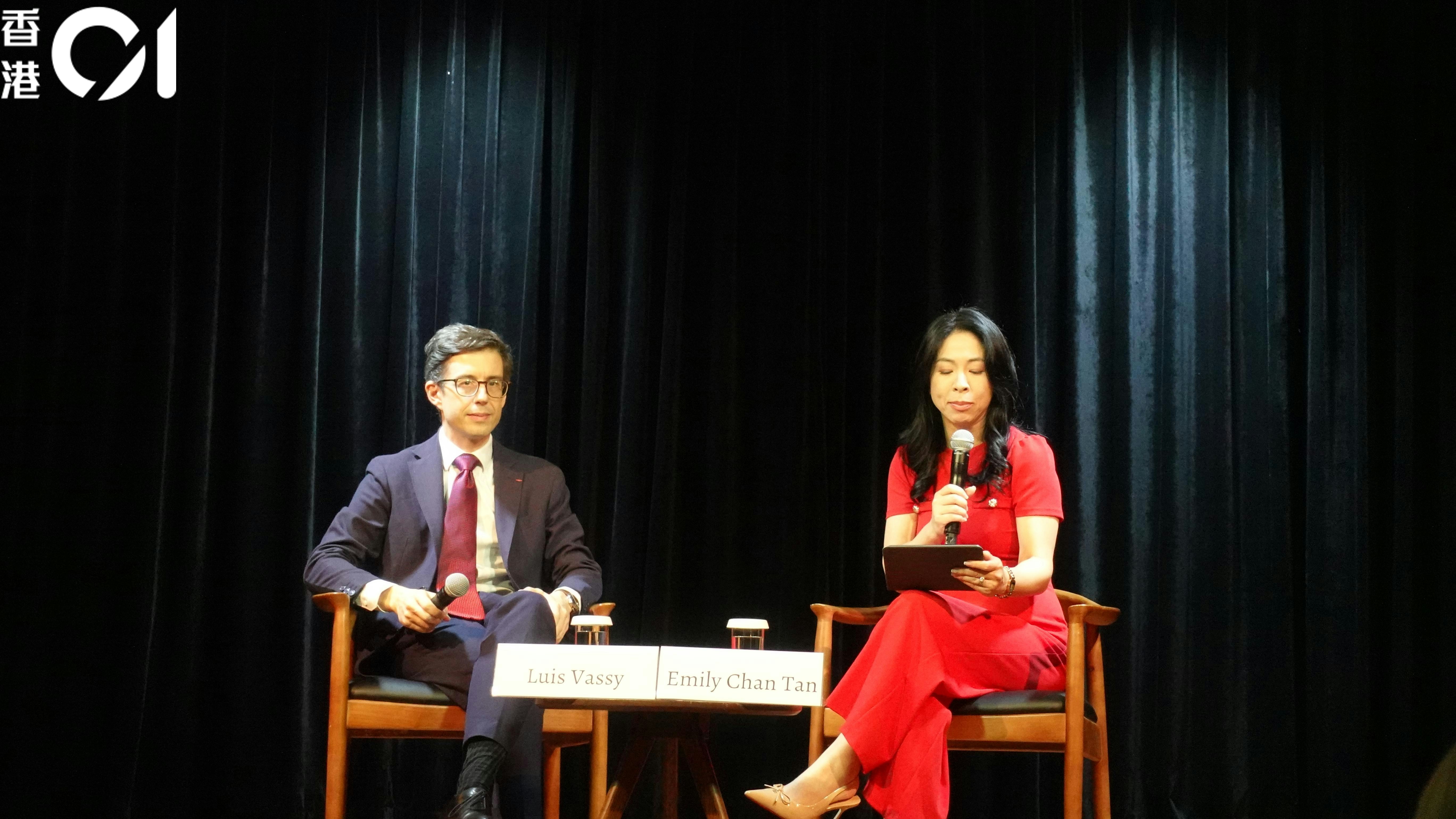 2026年10月13日,前法国高级外交官、现任巴黎政治学院(Sciences Po)校长瓦西(Luis Vassy,左)在香港亚洲协会出席主题为「欧洲、亚洲与国际关系的未来」的座谈会。(刘耀洋摄)