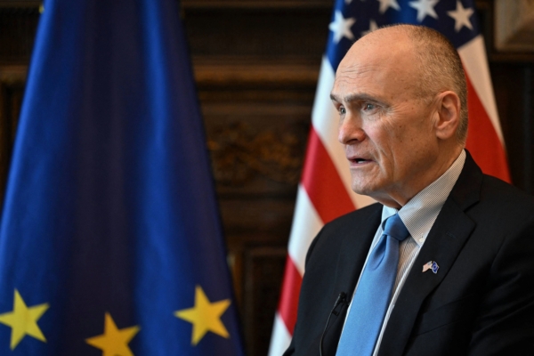 美國駐歐盟大使安德魯·普茲德(Andrew Puzder)於2026年4月9日在布魯塞爾接受訪問照片。(Nicolas TUCAT / AFP via Getty Images)