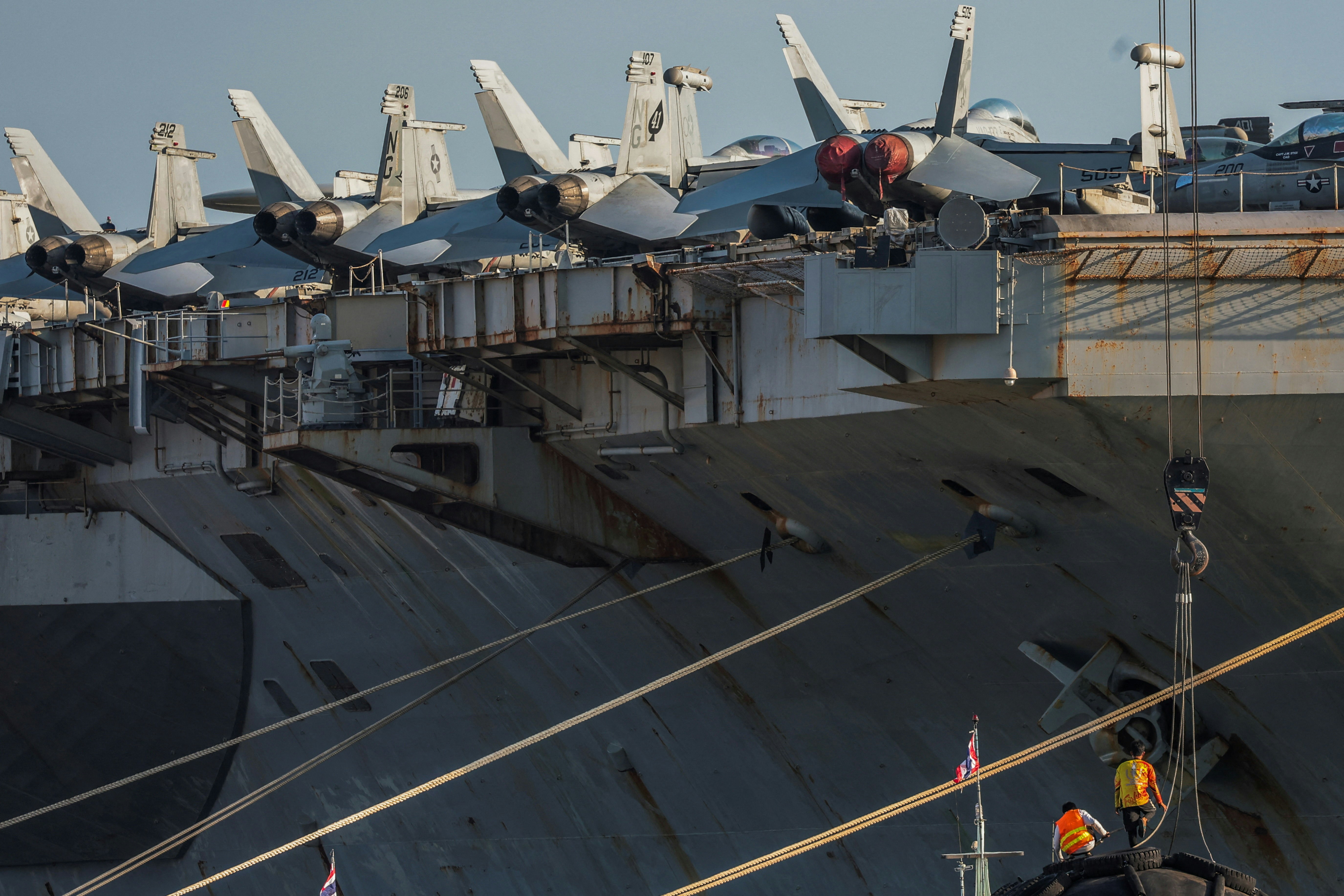 美国海军「林肯号」（USS Abraham Lincoln）航空母舰自去年11月离开母港圣地牙哥后，在海上度过286天，2日抵达泰国东部林查班港。（路透社）