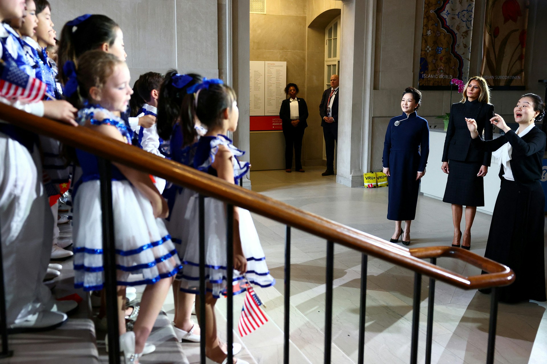【习近平访美】美国第一夫人梅拉尼娅(Melania Trump)陪同习近平夫人彭丽媛参观史密森尼学会的国立亚洲艺术博物馆。(路透社)