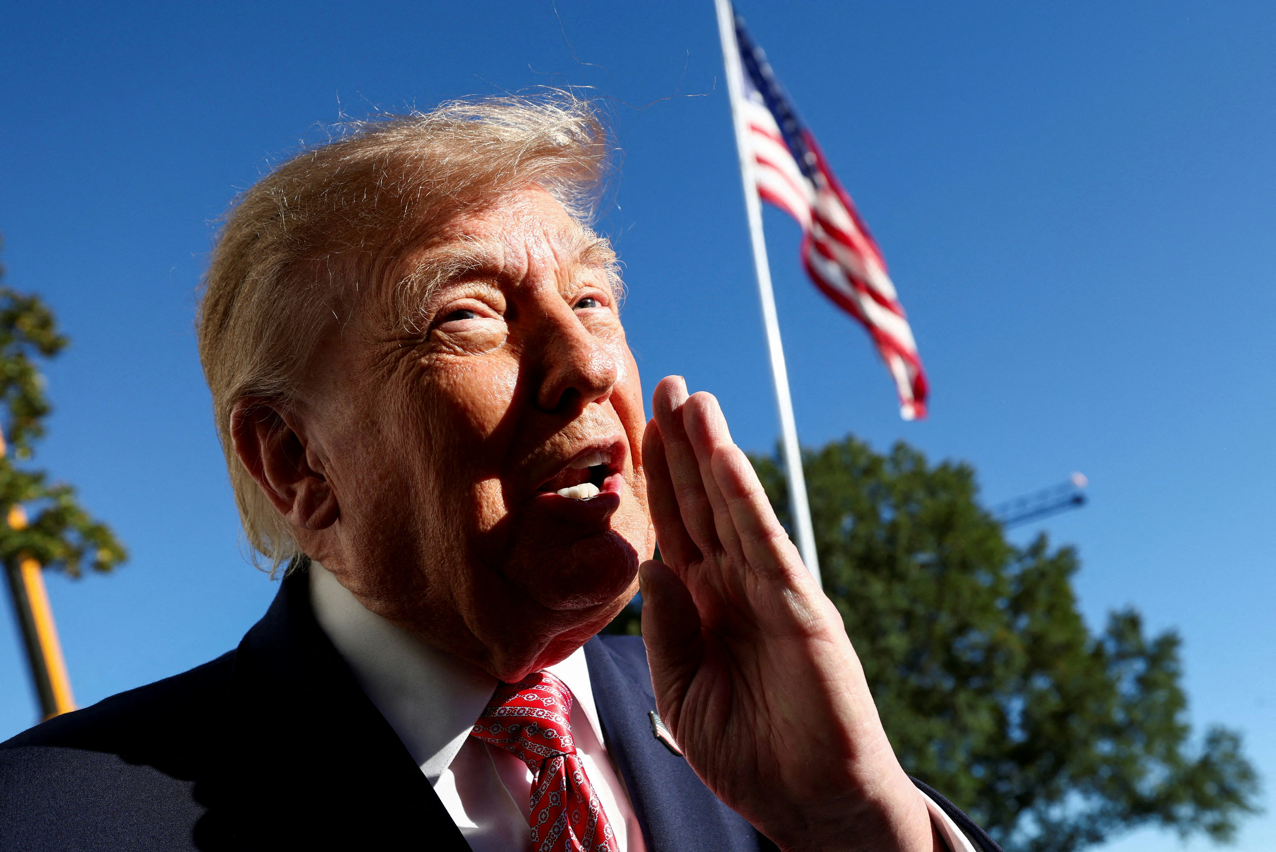 2026年10月19日,美国总统特朗普(Donald Trump)离开白宫前往堪萨斯州时,向媒体发表讲话。 (Reuters)