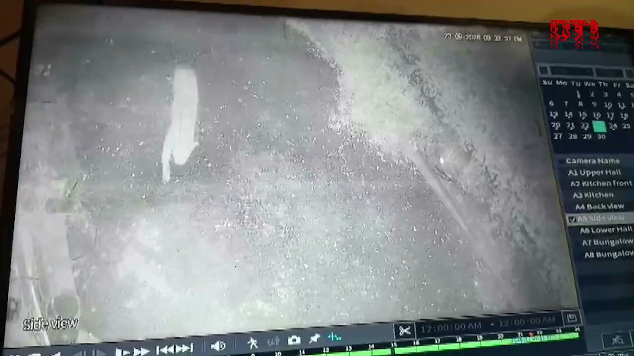 印度日前发生一起令人心碎的惨剧，一名年仅6岁的女童在自家庭院玩耍时，竟遭一只潜伏在身后的花豹以迅雷不及掩耳的速度猛扑袭击，随后被拖入阴影中咬死，监视器纪录下恐怖瞬间。（X@PTI_News）