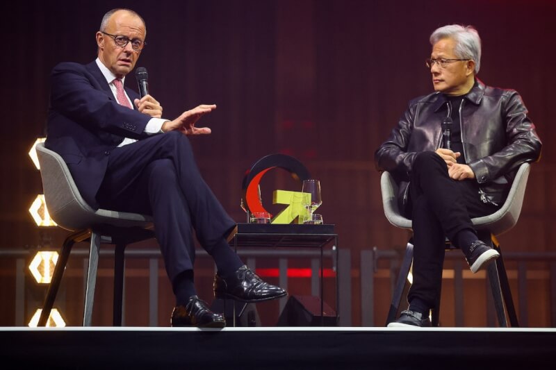 德国总理梅尔茨（左）与晖达执行长黄仁勋（右）19日出席在柏林举行的投资峰会。（路透社）