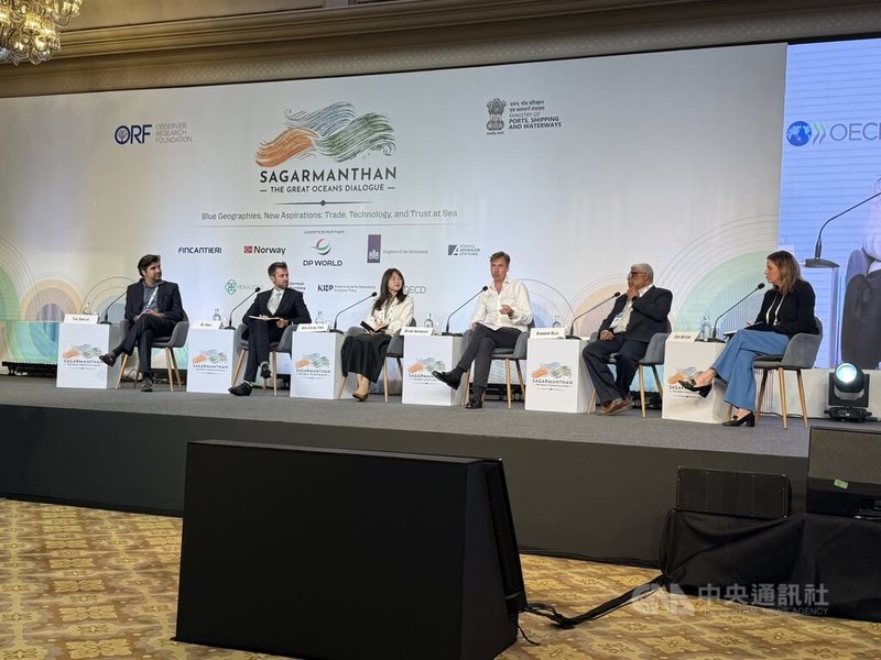 印度智库「观察家研究基金会」(ORF)与印度港口、航运与水道部举办的「萨加尔曼坦:大洋对话」(Sagarmanthan: The Great Oceans Dialogue)7日起在新德里举办一连3天的活动,吸引来自70个国家或地区,超过1200位代表参加。图为活动中的一场专题讨论。中央社记者李晋纬新德里摄 115年10月9日