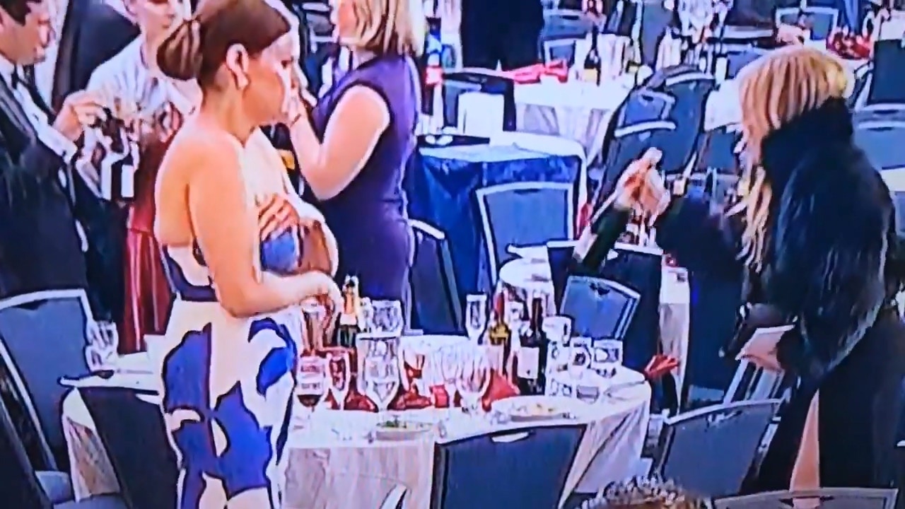 美国白宫记者协会晚宴发生枪击案,在事件过后的混乱场面中,有影片显示一名女子迅速从桌上拿取多瓶酒离开,引发网路热议。(图/翻摄自X@TeslaBoomerPapa)