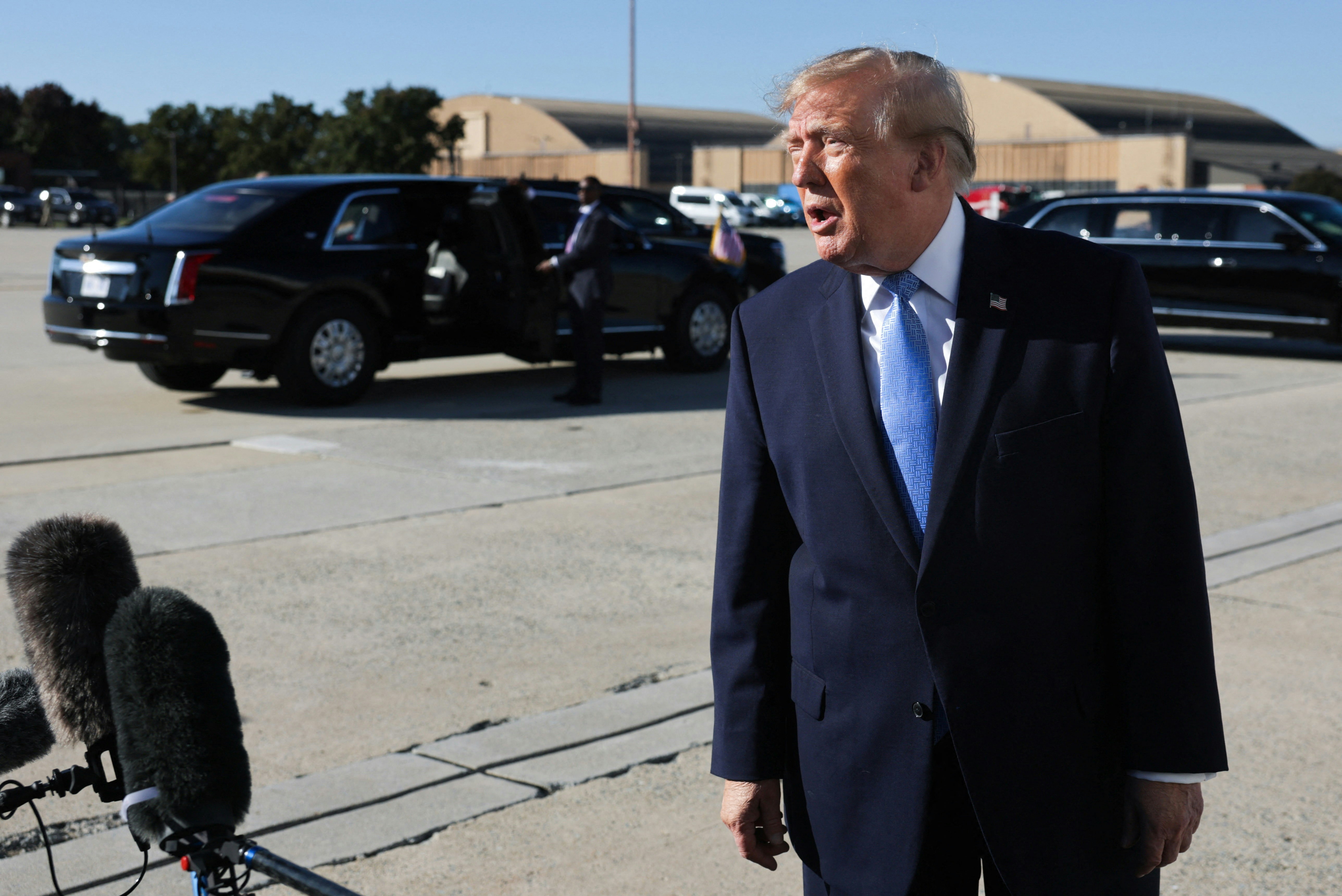 2026年10月26日,美国总统特朗普(Donald Trump)登上空军一号前往密西西比州之前,向媒体发表讲话。(Reuters)