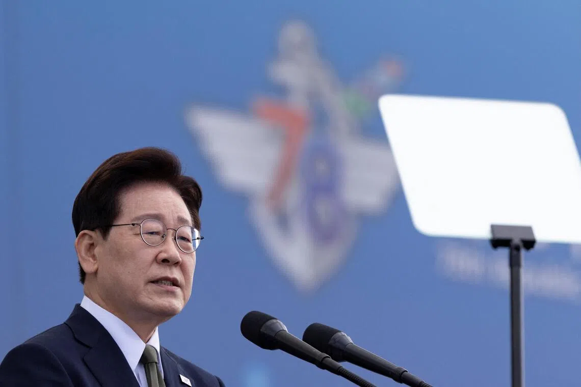韩国总统李在明10月1日在国军节纪念仪式上讲话时,将韩朝非军事区朝鲜地雷爆炸导致三名韩国军人受伤的事故表述为“意外事故”,引发韩国在野党批评政府淡化朝方责任。(路透社)