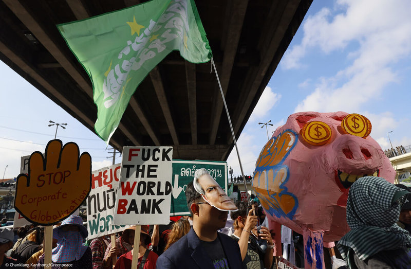 泰国民团15日在曼谷抗议国际货币基金(IMF)与世界银行年会,示威者抬著小猪造型道具,讽刺资本势力掠夺资源。(绿色和平组织提供)中央社记者李宗宪曼谷传真 115年10月15日