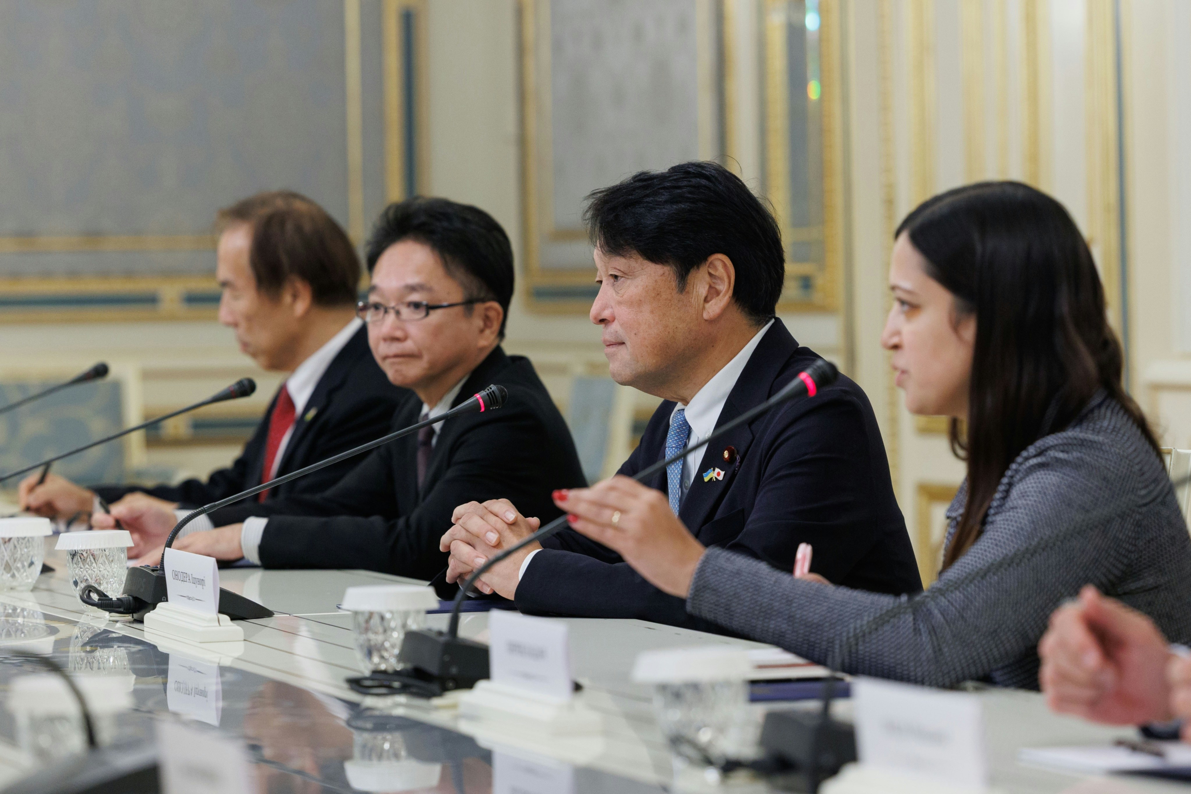 2026年10月1日,乌克兰总统泽连斯基(Volodymyr Zelenskyy,不在图中)与到访的日本前防卫大臣、执政自民党众议员小野寺五典(右二)率领的代表团举行会面。(X@ZelenskyyUa)