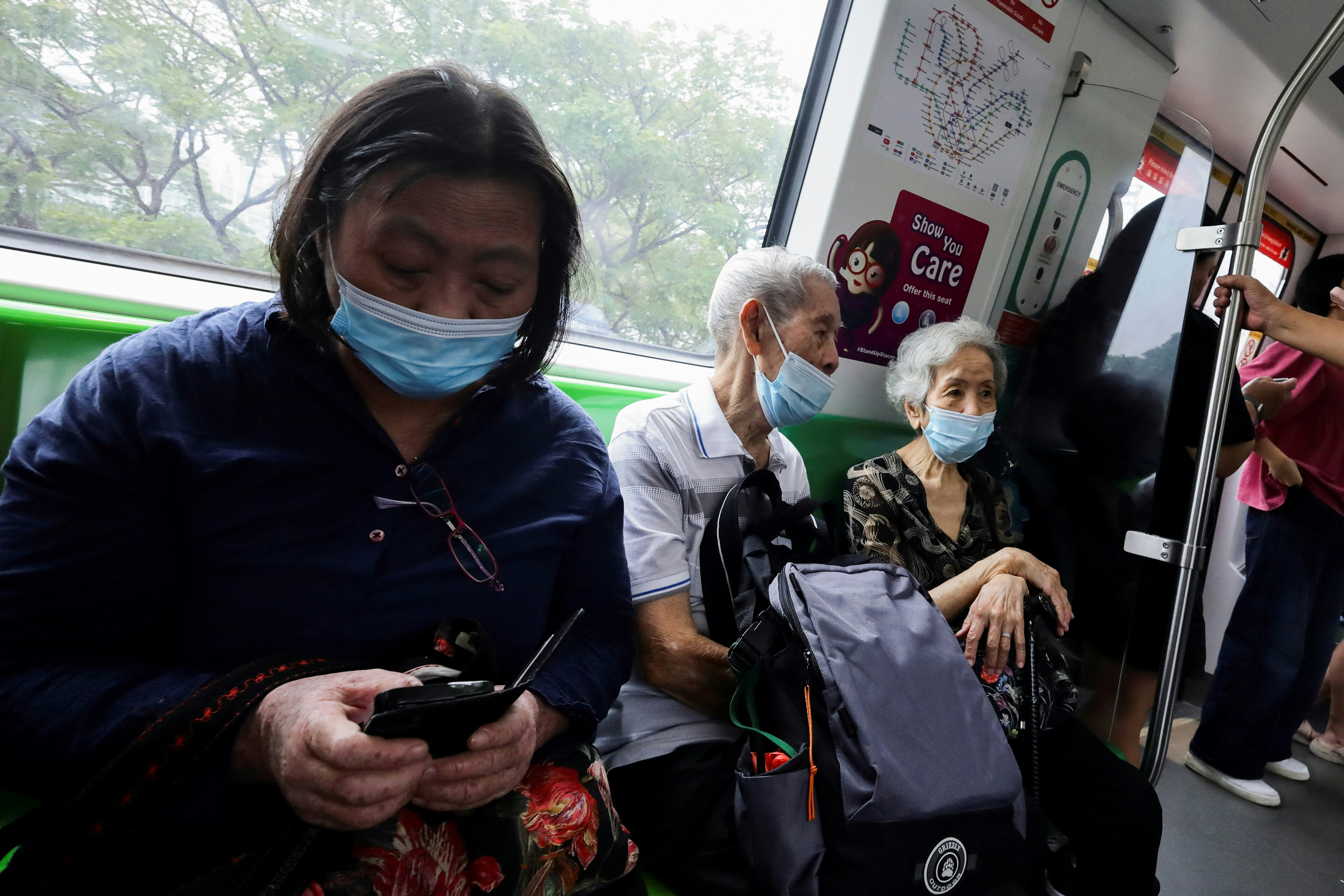 东南亚多国持续受到山火产生的烟霾影响,图为2026年9月14日,新加坡民众乘坐捷运时都有戴上口罩。(Reuters)