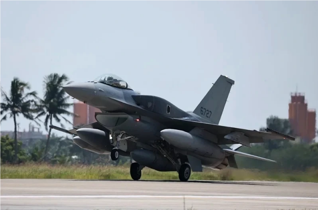 台空军2日称,首批两架F-16V战机,当天飞抵台东志航基地。图源:台湾联合新闻网