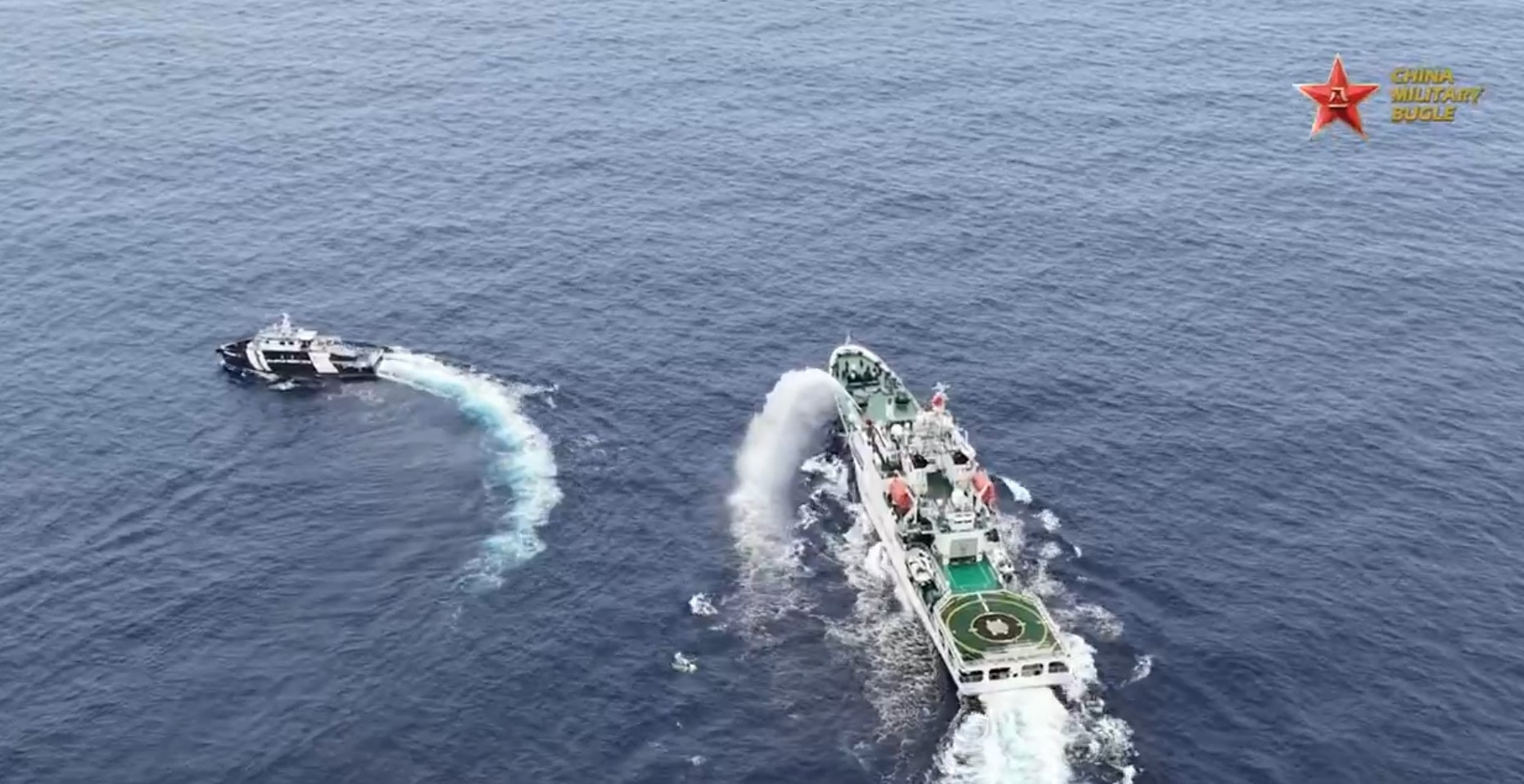 中国海警局指菲律宾多艘船2026年7月24日侵闯黄岩岛海域,公布射水炮驱离船只画面(影片截图)