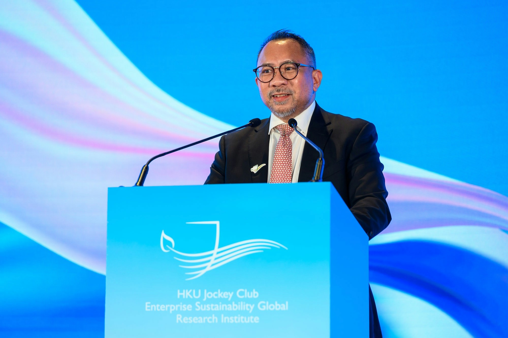 来港出席亚太经合组织(APEC)财长会议(FMM)的APEC秘书处执行主任佩德罗萨(Eduardo Pedrosa)10月22日出席香港大学赛马会环球企业可持续发展研究所「2026可持续发展高峰会」。(主办方提供)