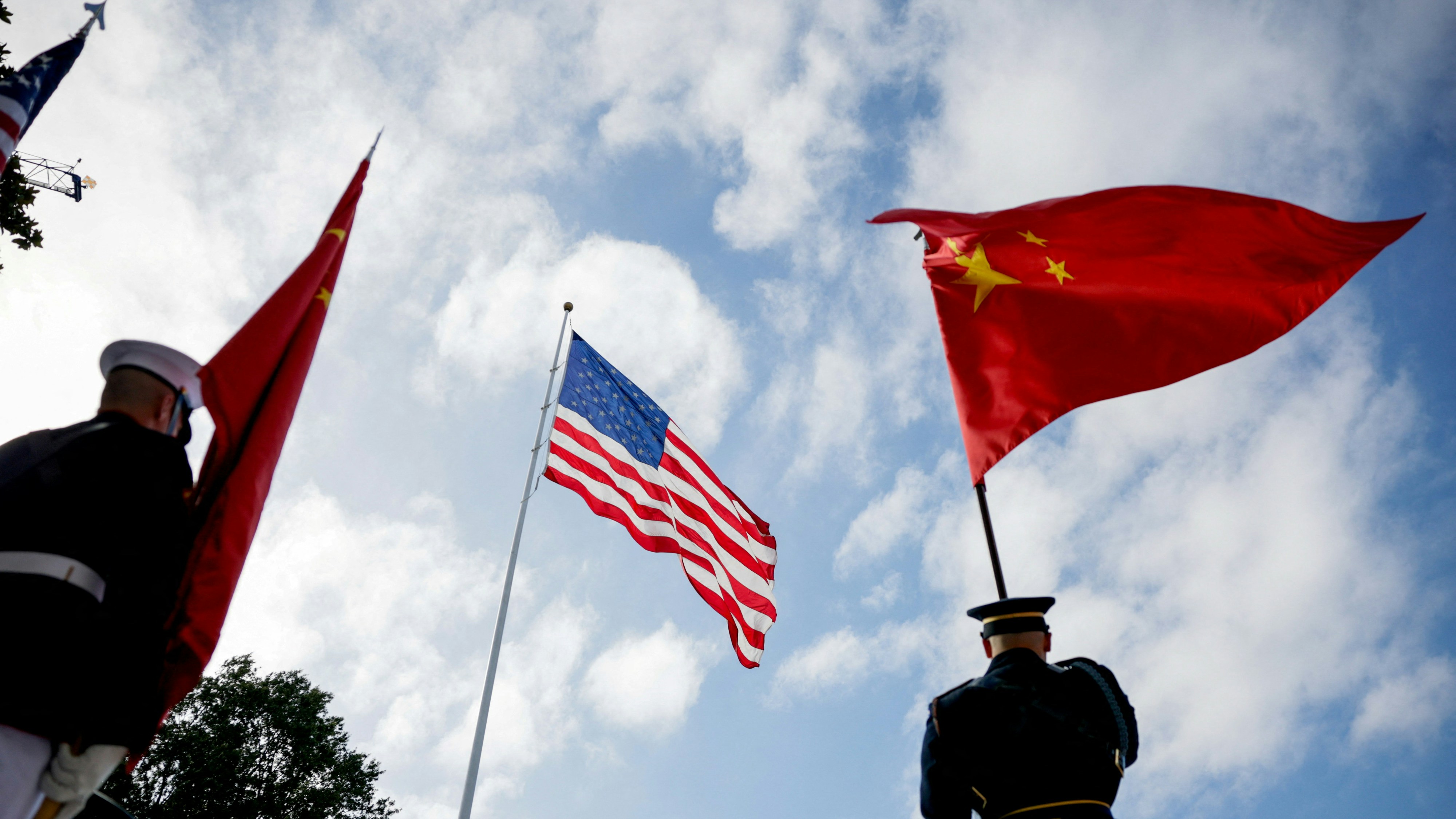 2026年9月24日,美国华盛顿白宫南草坪,中国国家主席习近平到访前,仪仗队成员手持中国及美国国旗迎风飘扬。(Reuters)
