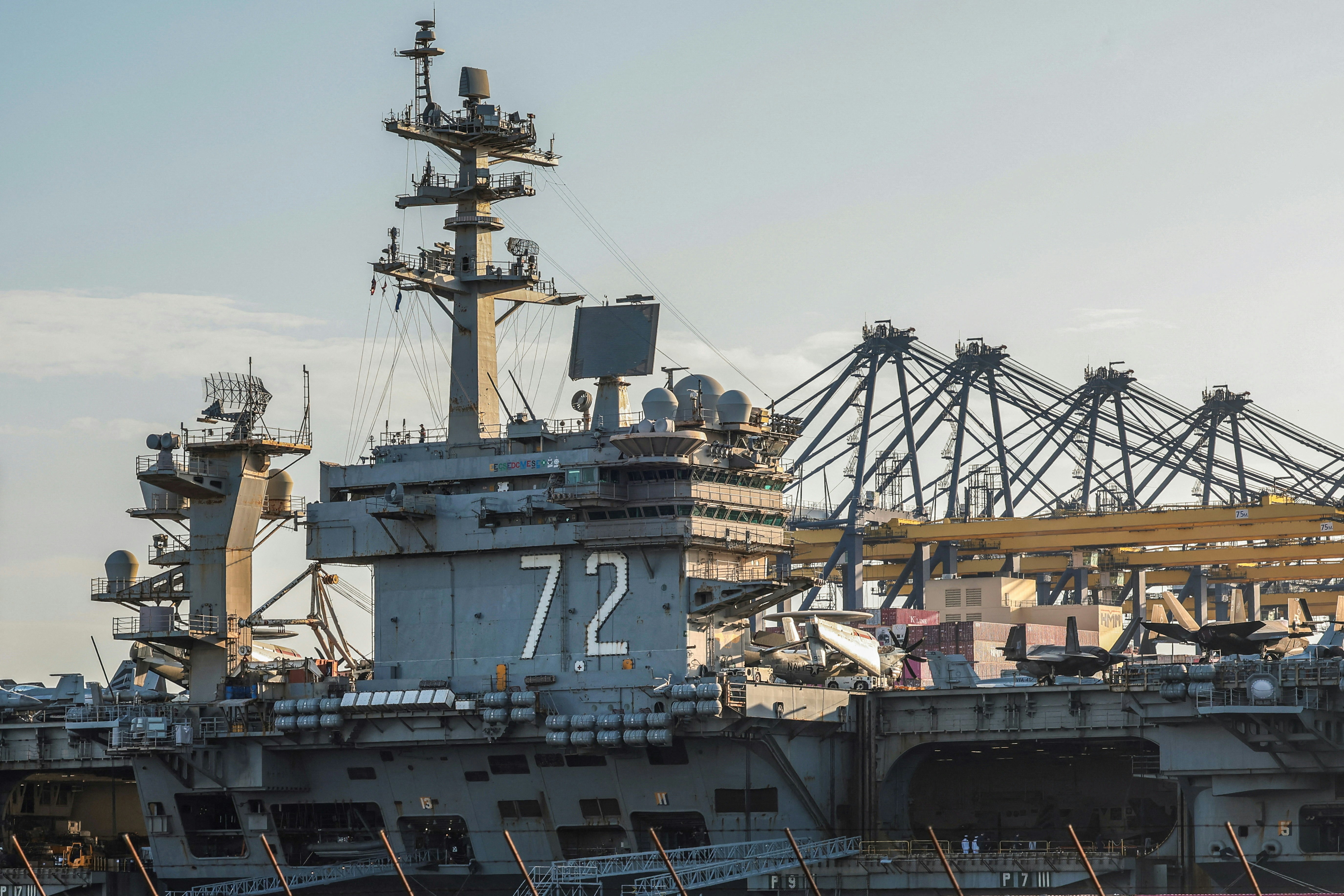 美国海军「林肯号」（USS Abraham Lincoln）航空母舰自去年11月离开母港圣地牙哥后，在海上度过286天，2日抵达泰国东部林查班港。（路透社）