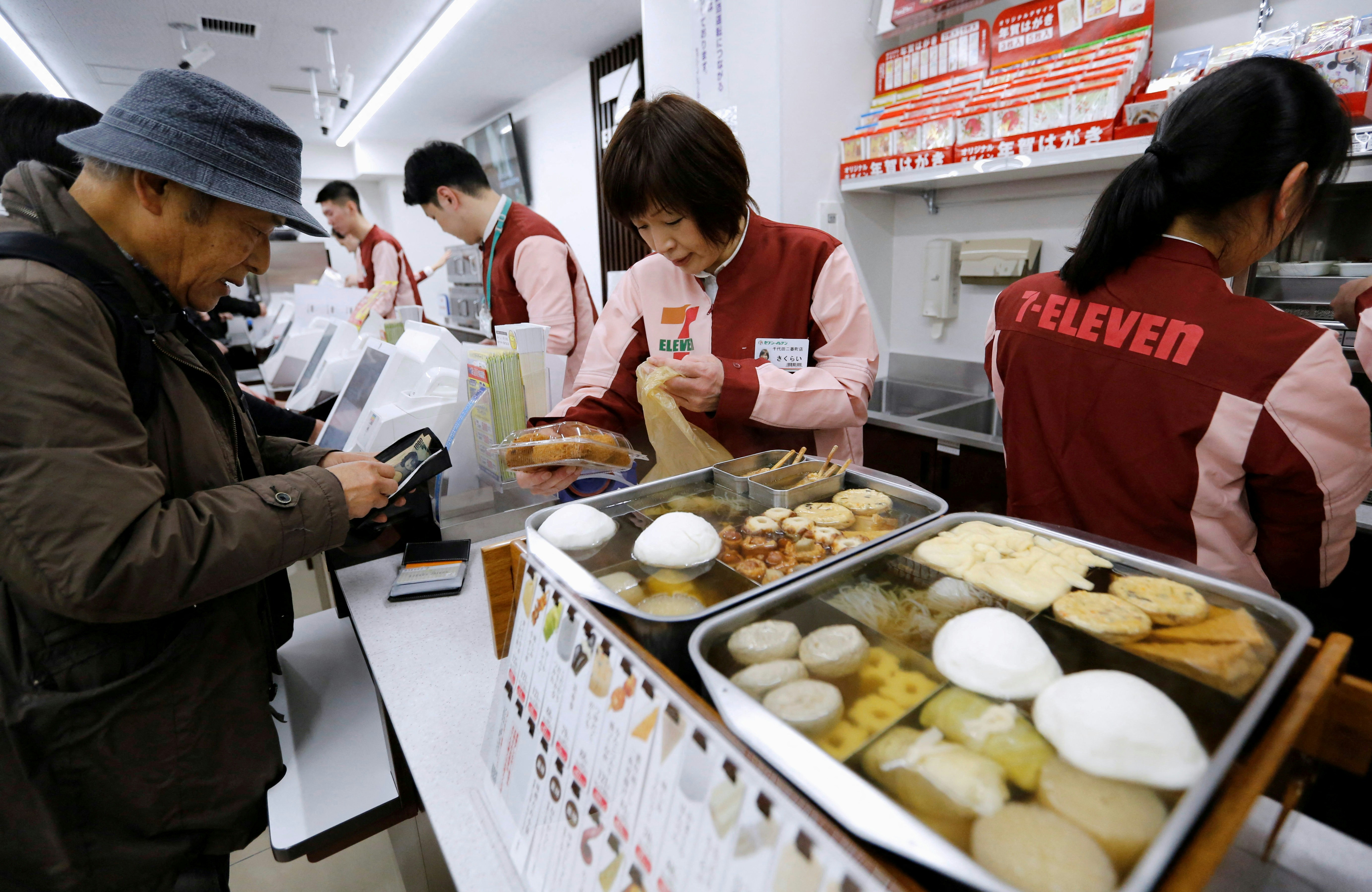 日本经济:图为2017年12月6日,7-11便利店的职员在店面工作。(Reuters)