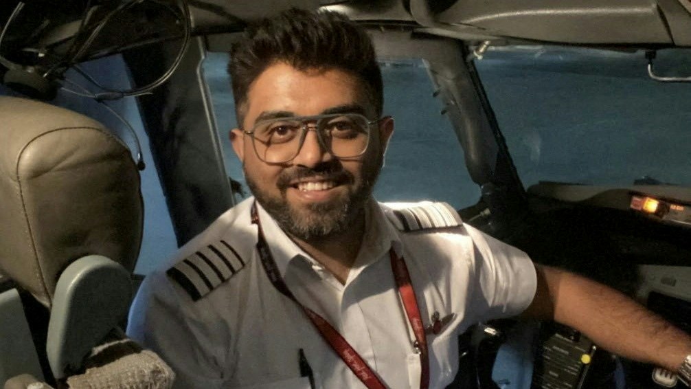 杜拜航空(FlyDubai)一架飞往以色列的班机9月30日发生副机师刺伤印度机长事件,乘客与其他机组人员随后合力制伏行凶的副机师,班机紧急降落沙特。图为印度飞行员马赫查尔(Smit Machchhar)。(Reuters)