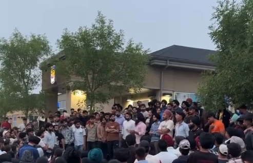 在求助无门下,约千名学生发起集会,抗议加大拿政府收紧留学生工作签证的安排。(Facebook「RED FM Report」影片截图)