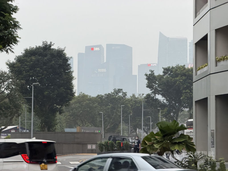 印尼森林野火产生的霾害跨境影响邻近国家,图为新加坡市区建筑被灰蒙蒙的烟霾笼罩。中央社记者吴升鸿新加坡摄 115年10月15日