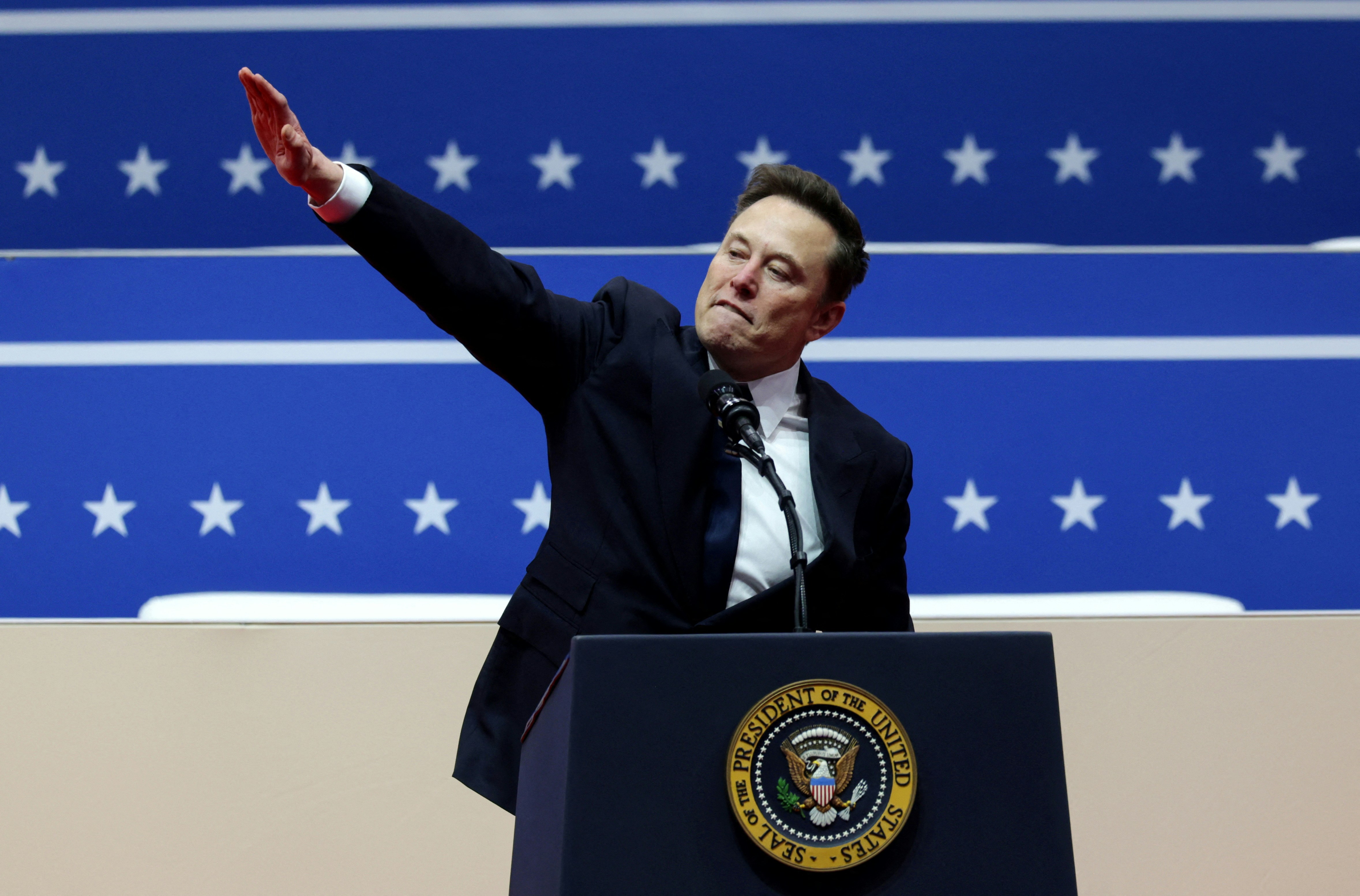 2025年1月20日,特朗普(Donald Trump)开展第二任美国总统任期当日,马斯克(Elon Musk)在华盛顿 Capital One体育场的讲台上做出疑似纳粹礼的手势。(Reuters)