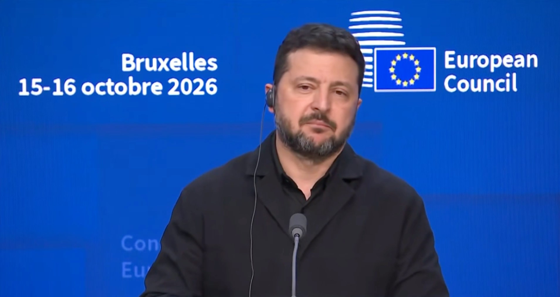 乌克兰总统泽连斯基（Volodymyr Zelenskyy）近日与美国总统特朗普（Donald Trump，又译川普）关系紧张。在欧盟领导人峰会的记者会上，当被问到特朗普是否将其在美国国内遇到的问题怪罪于他，将他当作「代罪羔羊」（scapegoat）时，泽连斯基沉默良久，其后仅报以微笑，并称这就是他的回应，引来现场记者的哄堂大笑。