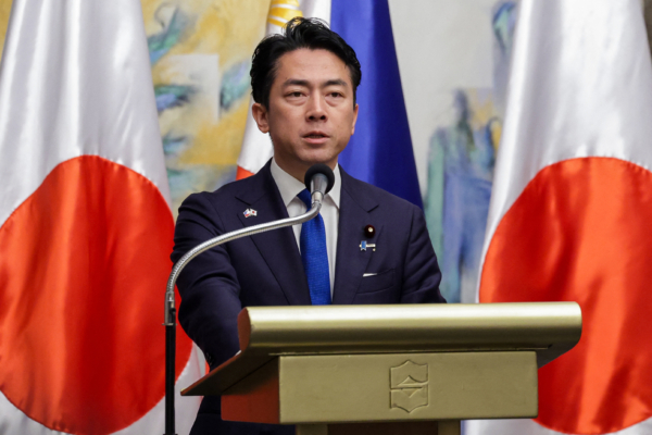 日本近期接連受到網絡攻擊。防衛大臣小泉進次郎10月1日發布啟動主動式網絡反制措施。圖為防衛大臣小泉進次郎。(MARK CRISTINO/AFP via Getty Images)