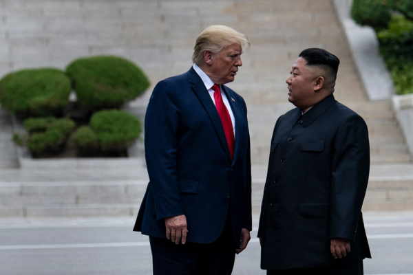 2019年6月30日,美國總統川普第一任期時站在朝鮮領地上與金正恩交談。(Brendan Smialowski/AFP via Getty Images)