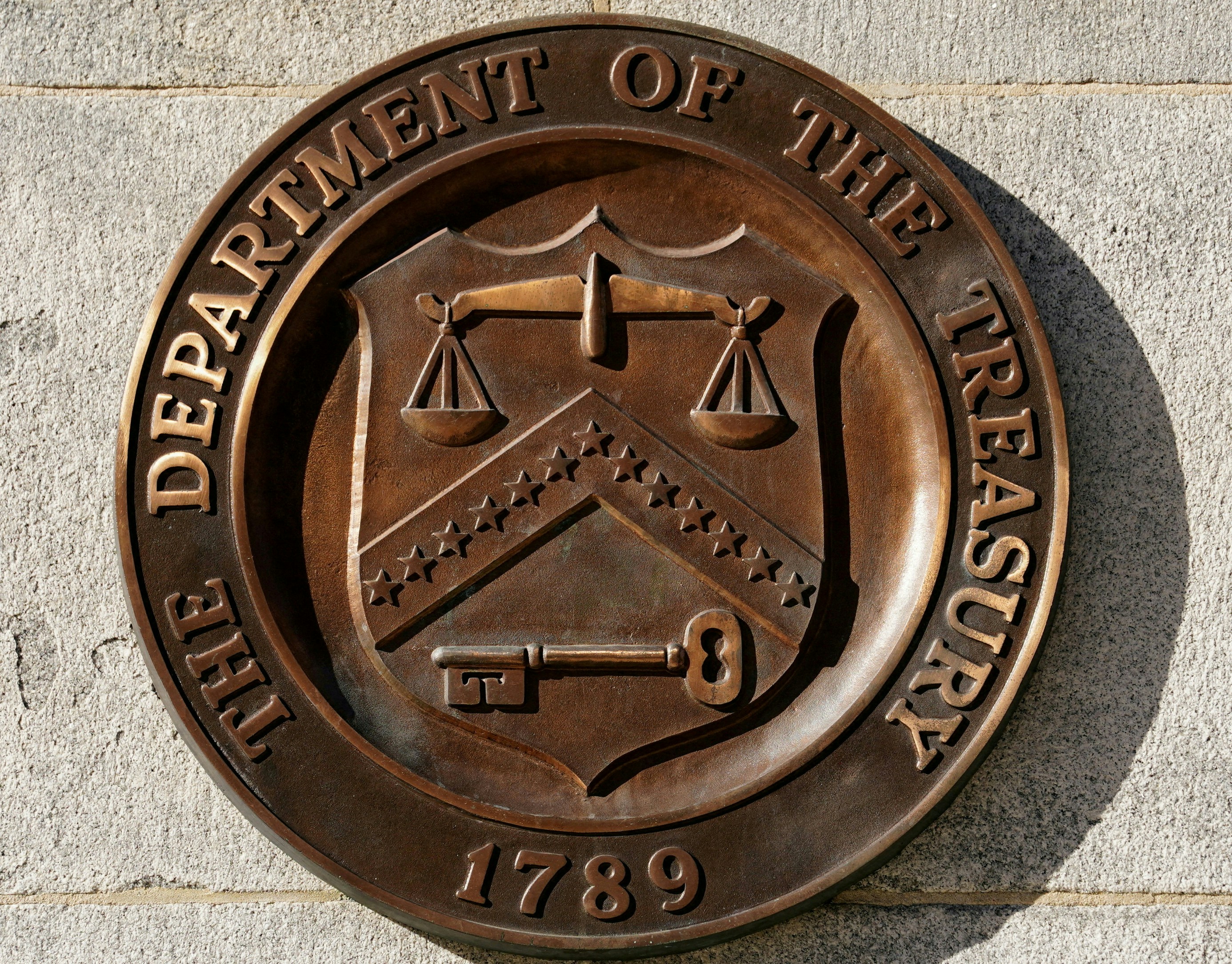 2023年1月20日,美国华盛顿,美国财政部大楼外墙上展示财政部(Department of the Treasury)铜印。(Reuters)