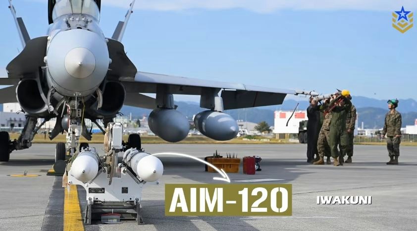 美军战机装载的AIM-120空空导弹。（YouTube@DEFENCE CENTRAL影片截图）