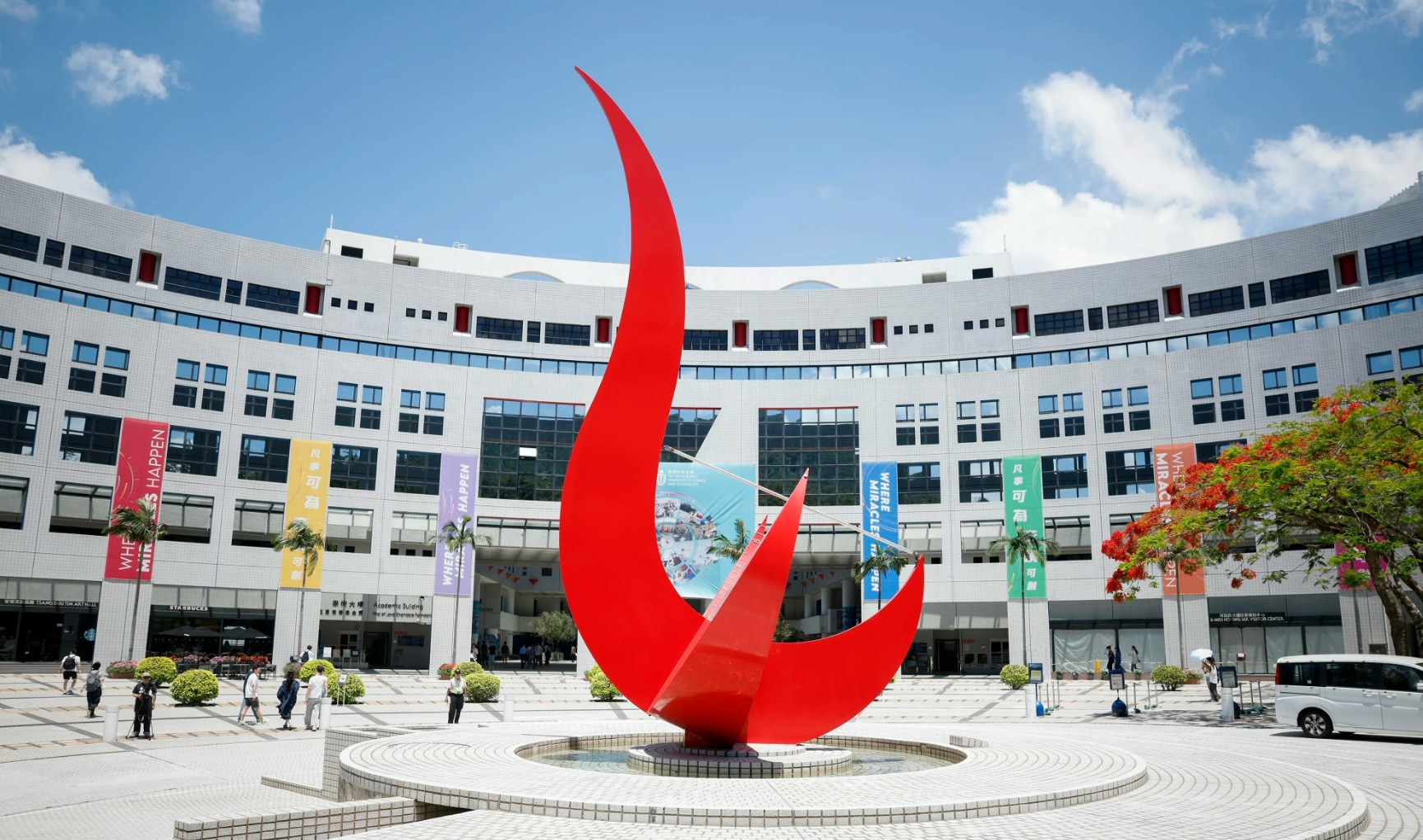 今年4月底发布的《内地赴港就读蓝皮书》指出,赴港升学已从少数优秀学生的精英路径,图为香港科技大学。(中通社)