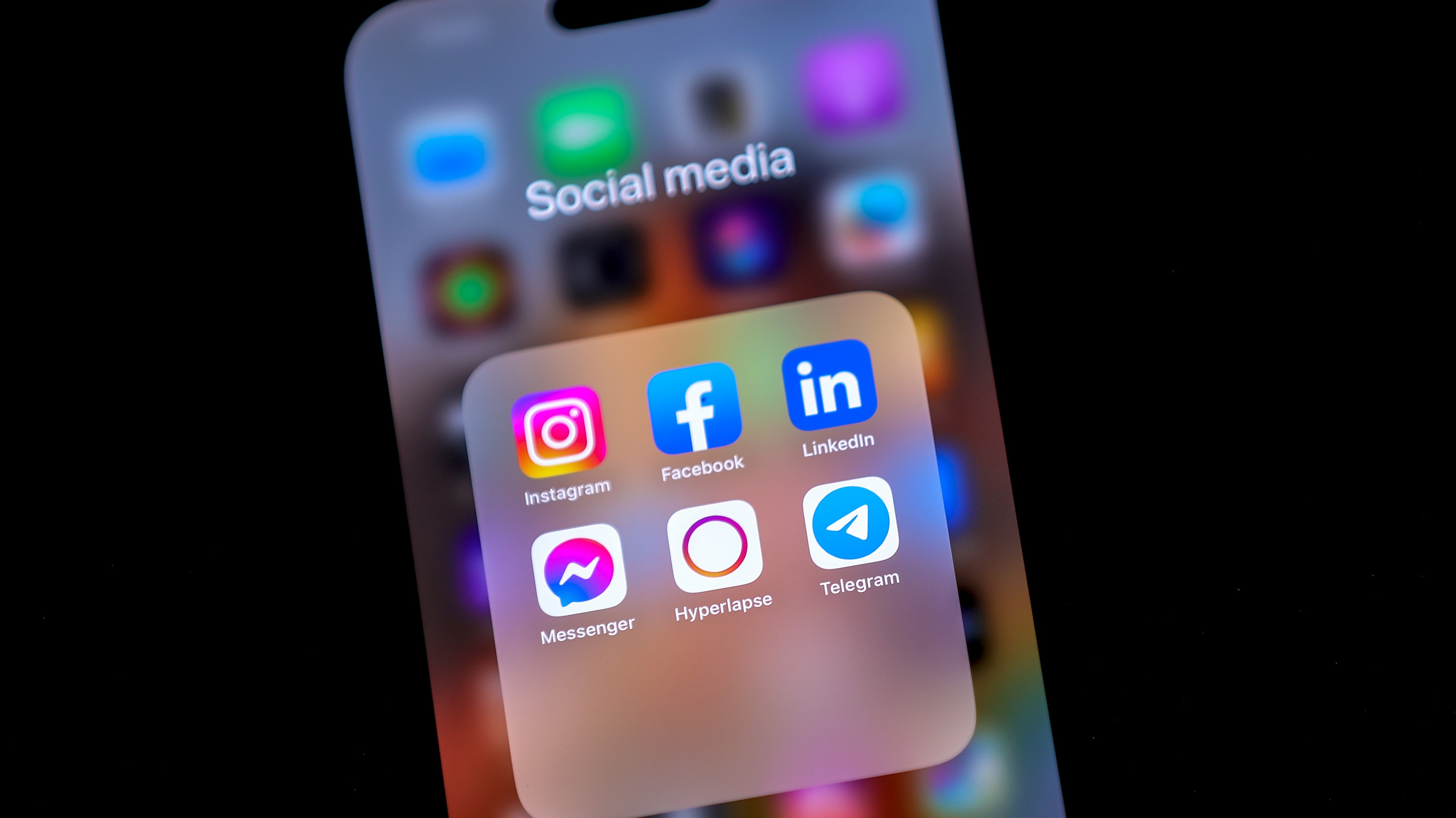社交媒体: In this photo illustration, the logos of social media applications Instagram, Facebook, LinkedIn, Messenger, Hyperlapse and Telegram are displayed on a cellphone screen on April 26, 2023 in Rio de Janeiro, Brazil. (Getty)