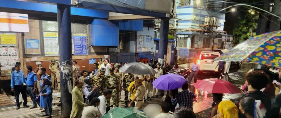 2026年10月17日,印度加尔各答(Kolkata)举行的庆祝印度教杜尔迦女神节的活动现场发生人踩人事故,造成至少18人死亡,其中包括13名妇人和1名儿童,另有至少25人受伤。据英国广播公司(BBC)报道,意外发生时突然天降暴雨,目击者称,突如其来的暴雨引发大量人群涌向出口避雨。(网络图片)