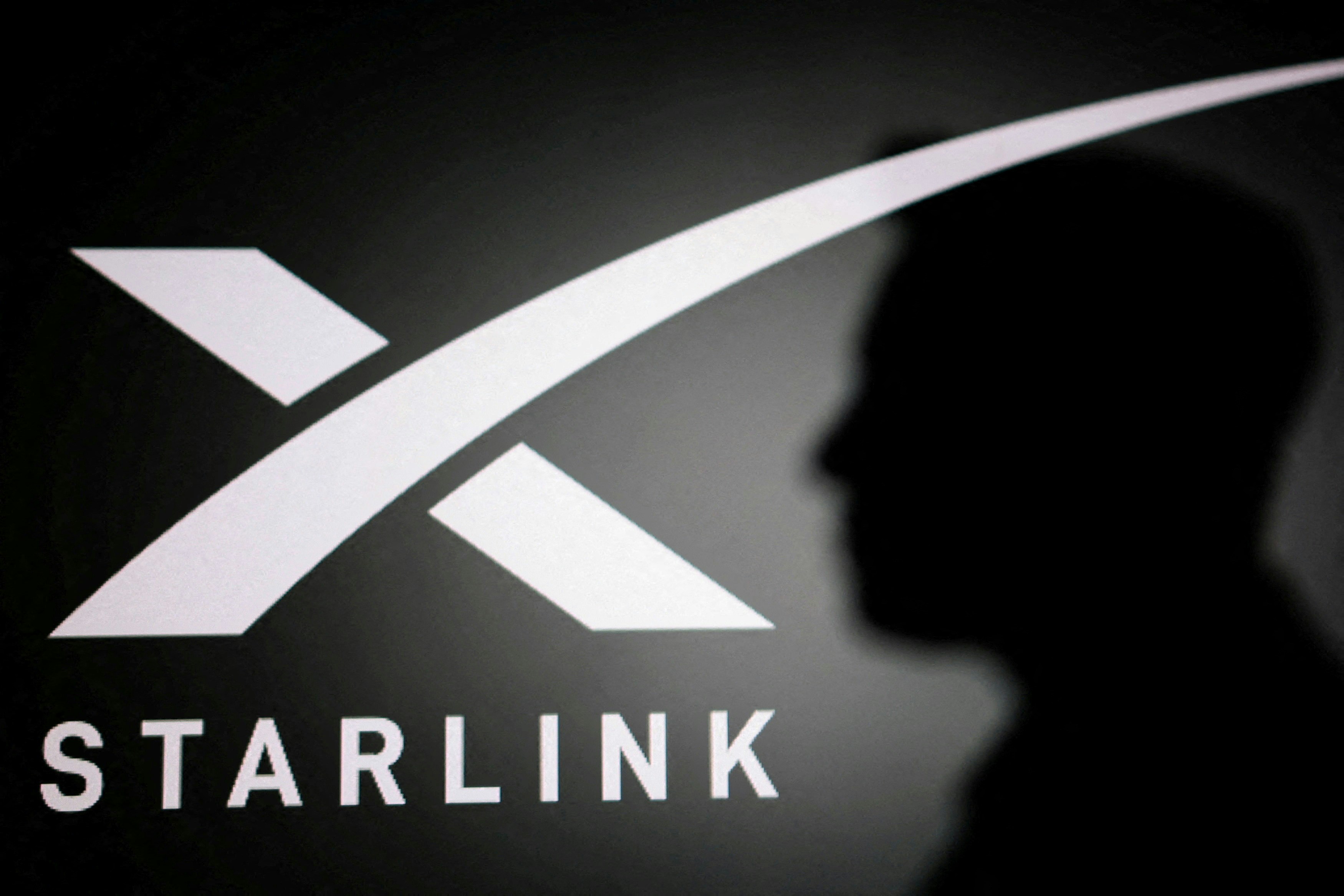 2026年6月11日,图为全球首富马斯克(Elon Musk)的轮廓与星链(Starlink)的标志。(Reuters)