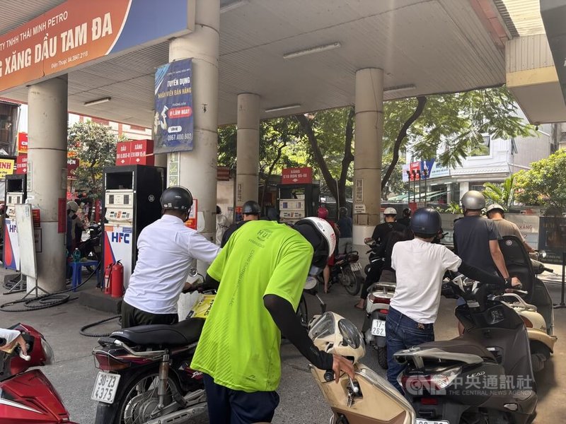 越通社1日报导，这1个多月以来，越南汽油价格已连续5次上涨，柴油价格也连3次上涨。GlobalPetrolPrices显示，越南近3个月汽油涨幅超过2成。台商告诉中央社，员工油资补贴、电费、运输费都调涨。中央社记者曾婷瑄河内摄  115年10月4日