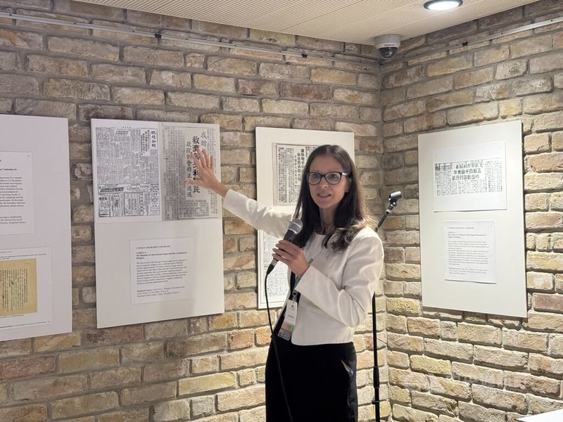 近期于布达佩斯登场的「1956匈牙利革命与台湾」特展，呈现70年前台湾人民即使身处物资匮乏的年代，仍伸出援手，支持匈牙利人民争取民主。策展人风映月（Bernadett Szél）表示，台湾人具有深厚的互助精神，而这段历史也提醒人们，「民主需要持续不懈地守护」。中央社记者刘郁葶布达佩斯摄　115年10月7日