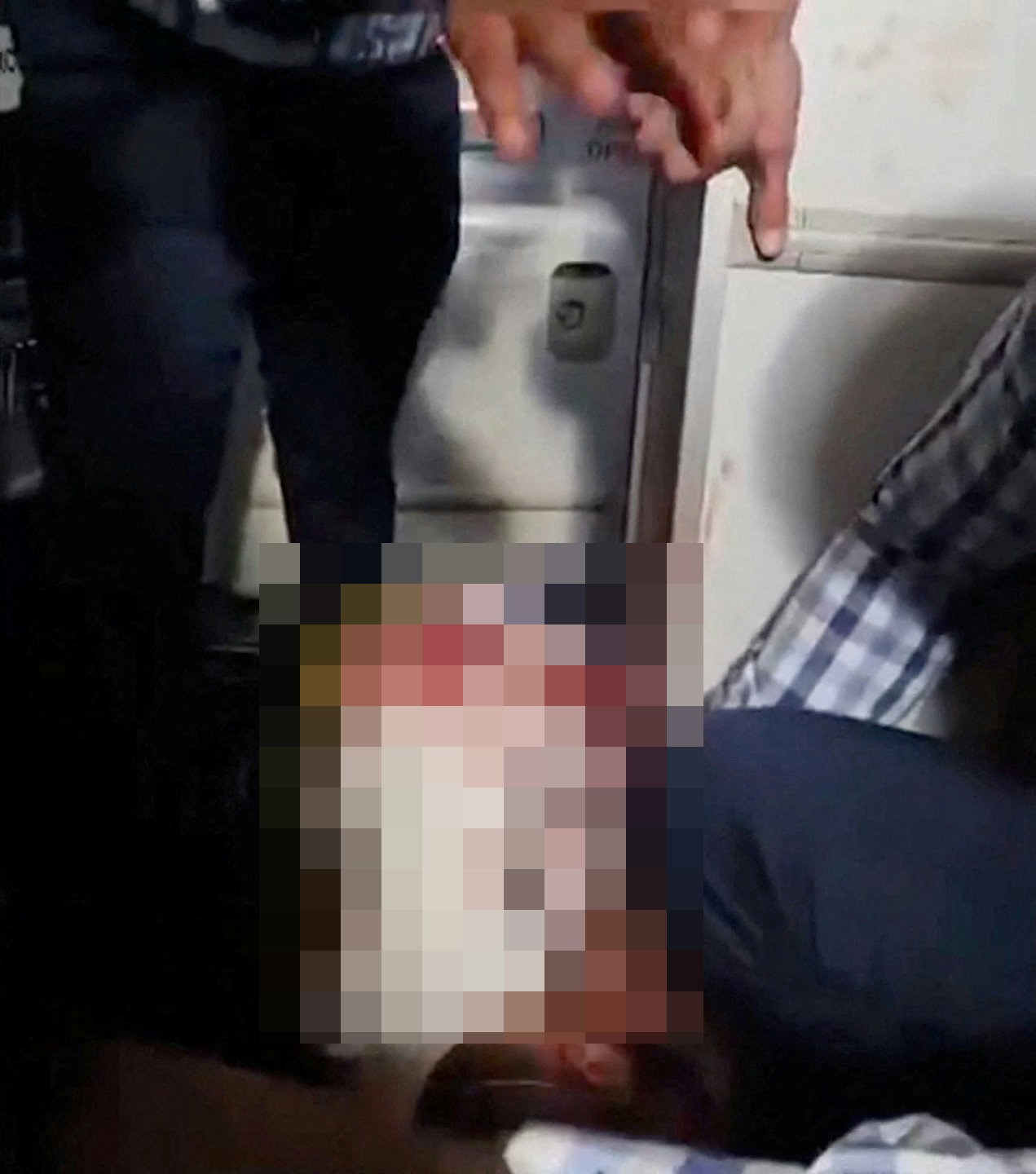 杜拜航空客机惊魂:以色列传媒报道,影片显示机长当时浑身是血,躺在驾驶舱外地板(路透社)