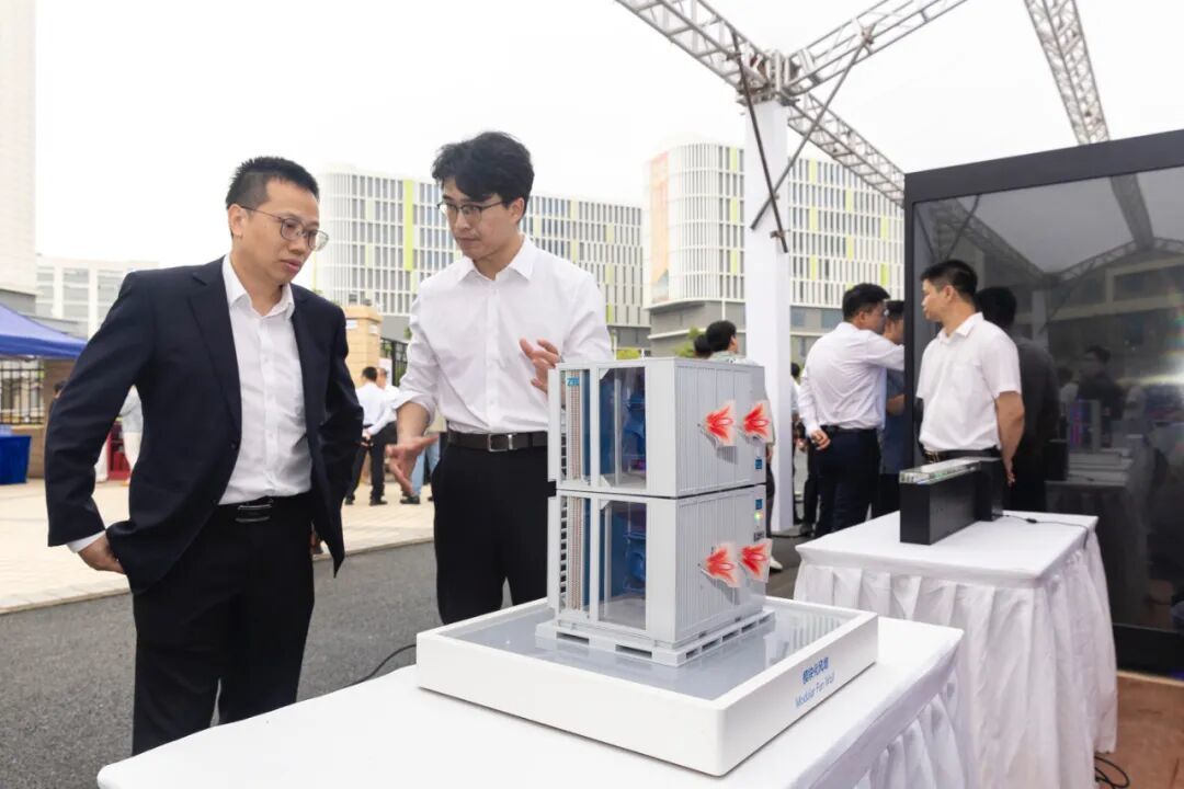 广州上线“词元(Token)”级城市综合算力运行服务平台,现场嘉宾参观算力企业展区/广州日报记者苏俊杰 摄