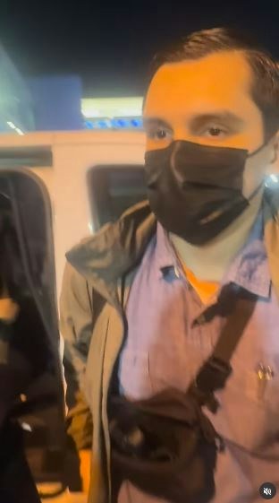 一名在现场自报姓名为「Jing Zhao」的华人女子,在机场航站楼外被多名便衣人员控制并带上一辆白色厢型车。面对旁人的追问,现场人员确认自己属于美国移民与海关执法局(ICE),并称带走女子的原因是「违反移民规定」。(IG@veganchefchristucker影片截图)
