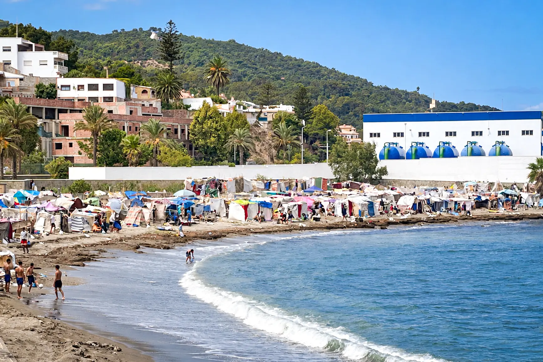 2026年9月19日，西班牙休达的贝尼特斯海滩（Playa de Benítez）上布满了密密麻麻的帐篷和防水布。（Etienne Fauchaire／英文大纪元）