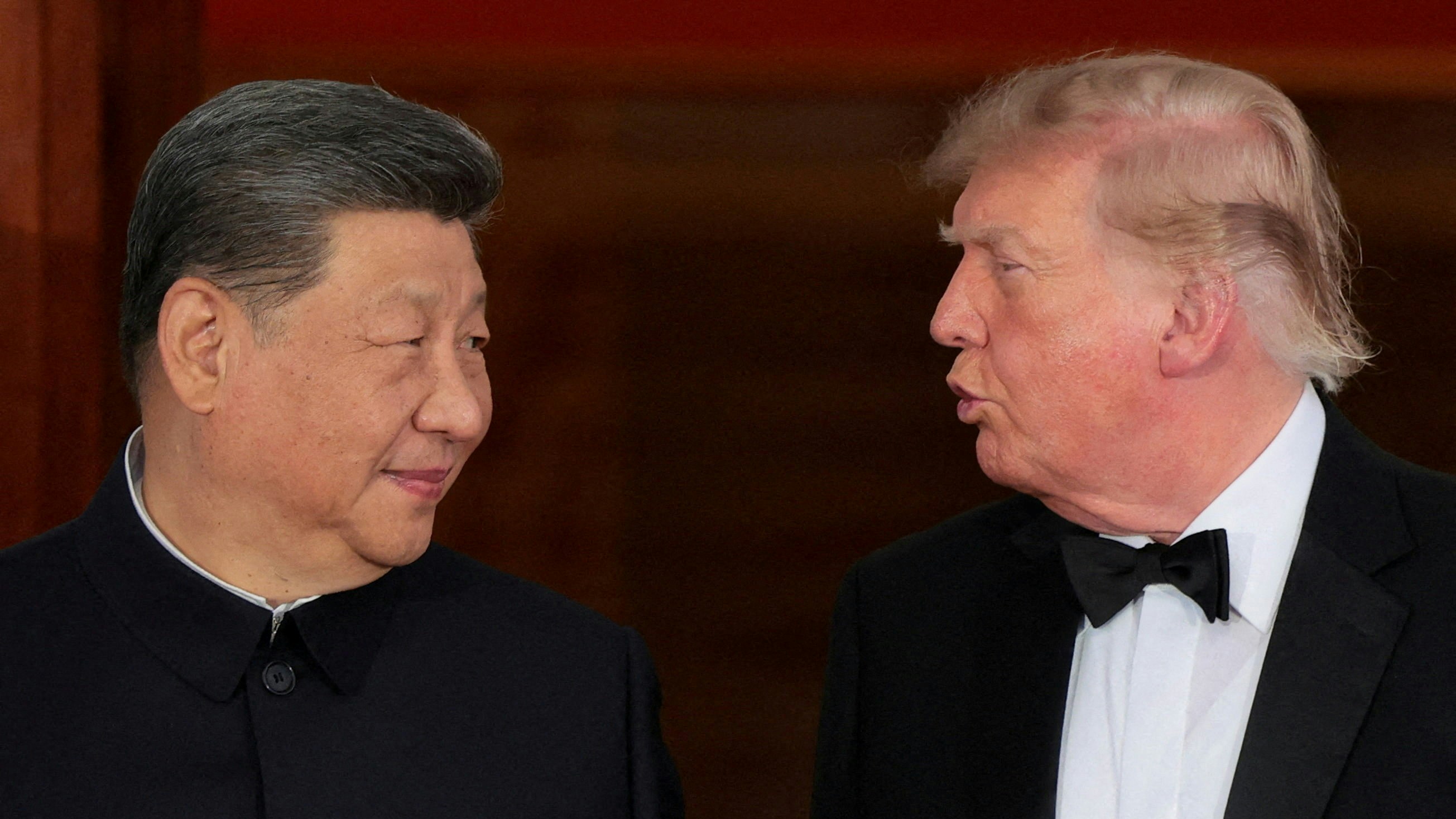 2026年9月24日,美国华盛顿,总统特朗普(Donald Trump,右)在白宫北门廊迎接中国国家主席习近平(左)出席国宴。