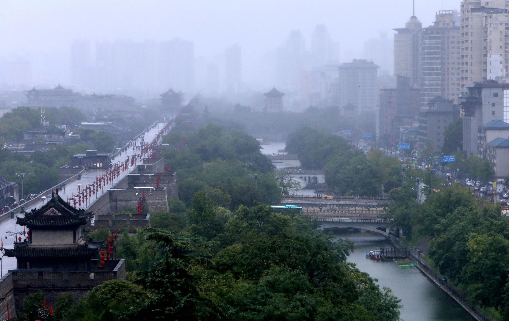 ▲9月9日,西安市民游客冒雨出行 图据视觉中国