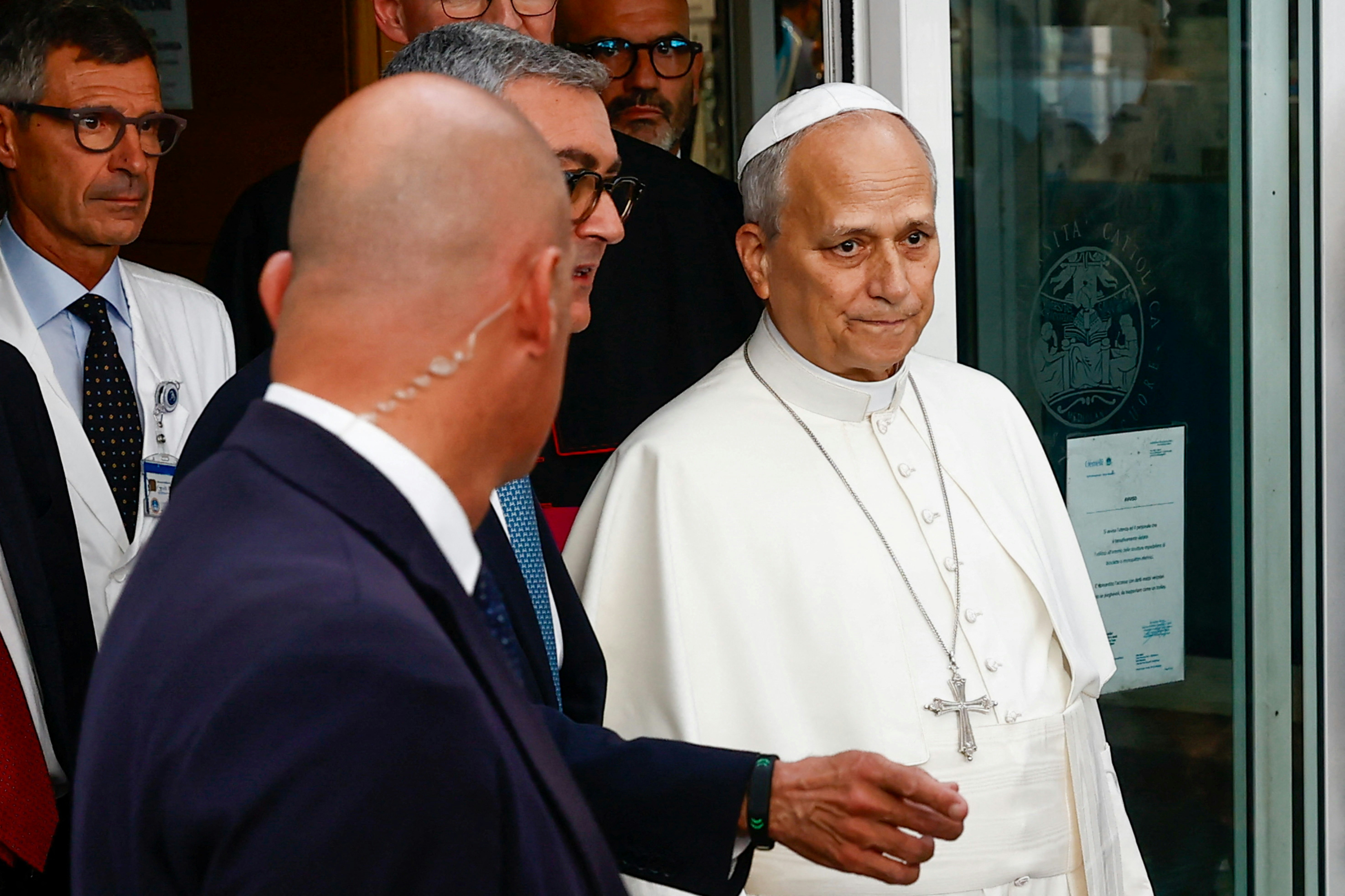2026年10月17日,教宗良十四世(Pope Leo XIV)在住院4天后,离开位于罗马的医院(Reuters)