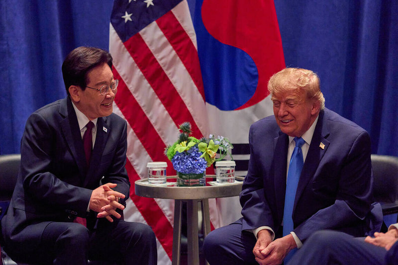韩国总统李在明分别赴美国、墨西哥进行国是访问，26日行程已接近尾声，青瓦台简报表示，这次李在明透过在美国的韩美峰会及韩澳峰会，强化国际对朝鲜半岛政策的支持基础。图为李在明（左）与美国总统川普（右）于当地时间22日进行会谈。（青瓦台提供）中央社记者杨启芳首尔传真 115年9月26日
