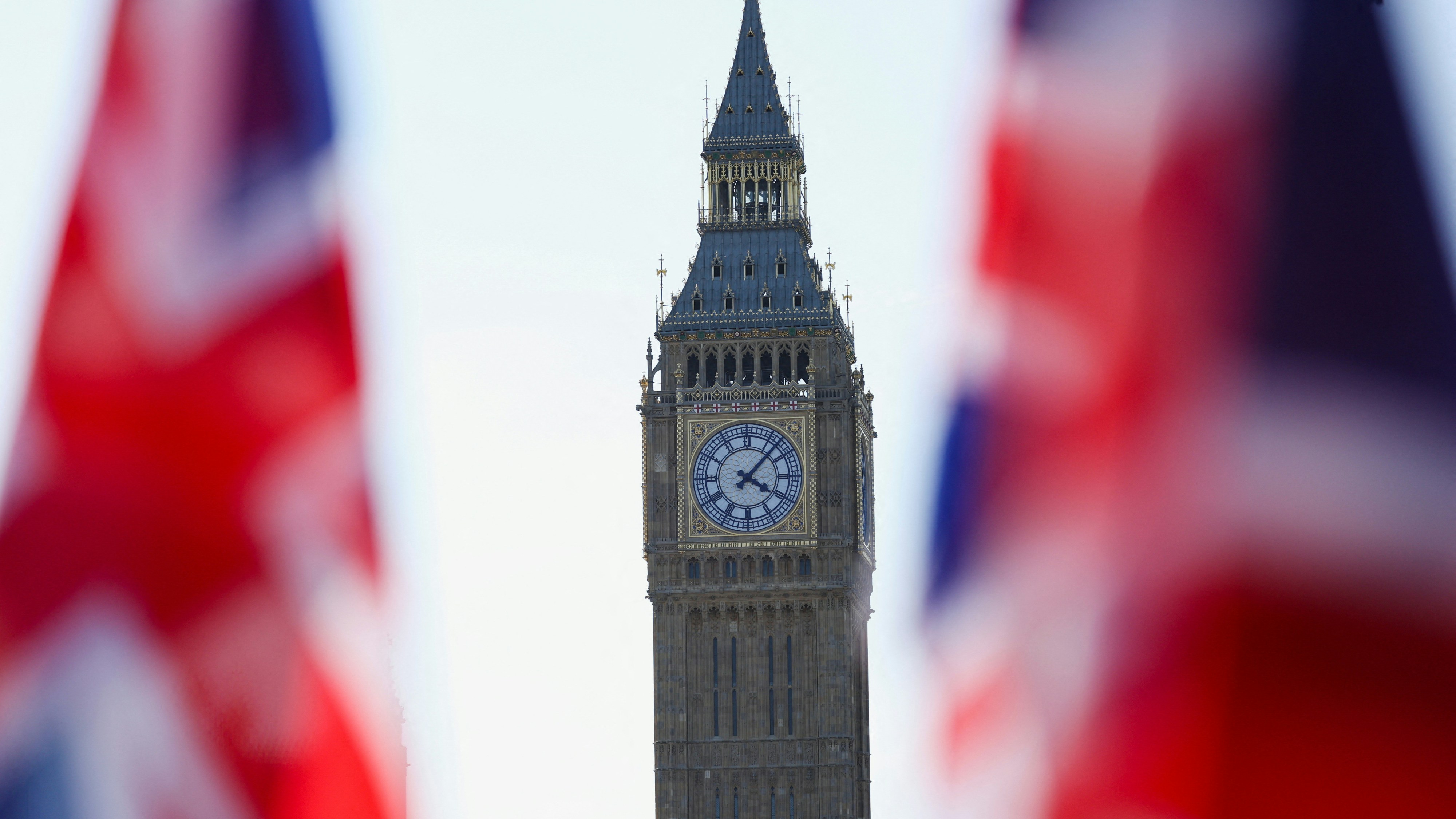 2024年8月27日,英国伦敦议会广场大笨钟附近,英国国旗在风中飘扬。(Reuters)