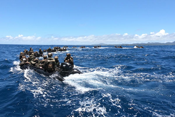 圖為2022年6月29日，在日本沖繩，美國海軍陸戰隊隊員在一次突擊艇訓練中編隊前進。（美國國防部網站）