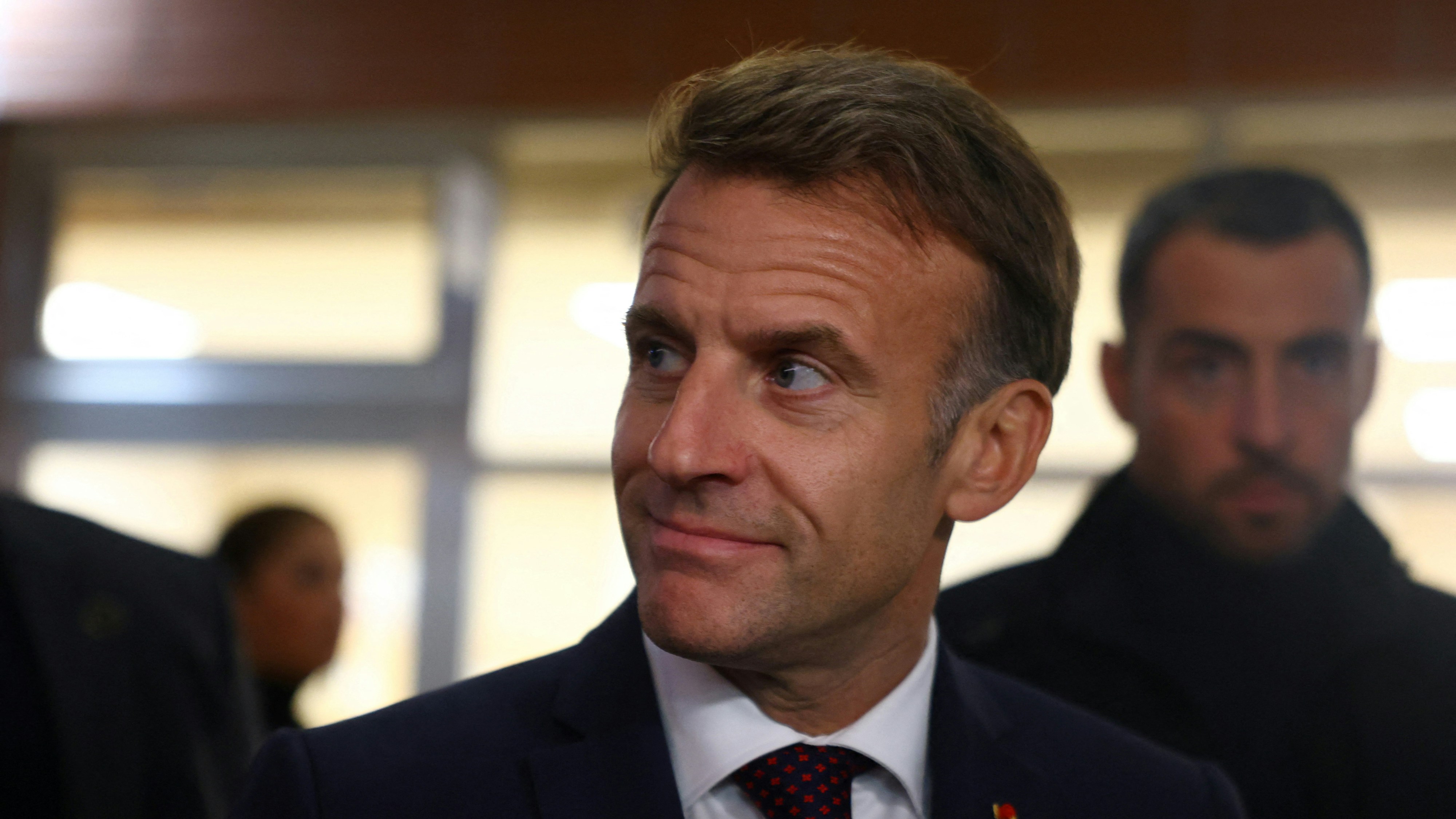 2026年10月23日,法国总统马克龙(Emmanuel Macron)抵达市政厅,与官员会面。此前,在巴黎附近的伊夫林省特拉普镇发生一宗枪击事件,造成一人死亡,至少四人受伤,其中包括一名12岁女孩。(Reuters)