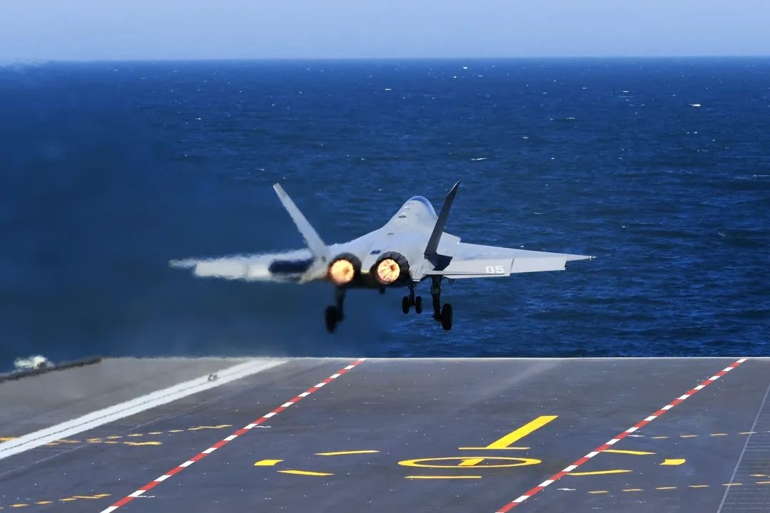 歼-35舰载战斗机在海军福建舰电磁弹射起飞。（国防部）