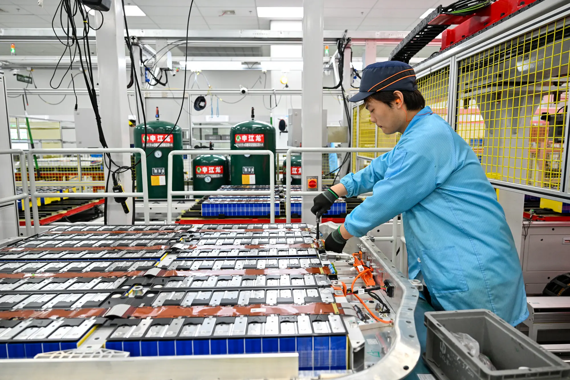 2026年4月26日,浙江省湖州市的凌骁能源科技有限公司(Leap Energy)工厂,一名工人正在组装电动汽车电池。(Adek Berry/AFP via Getty Images)