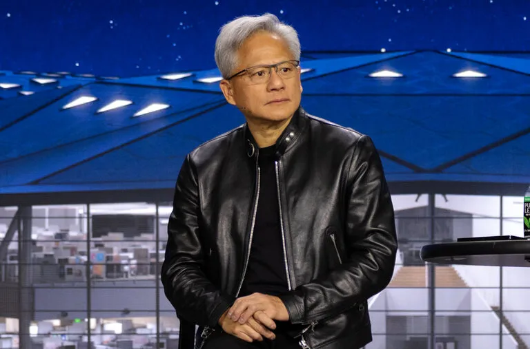 英伟达首席执行官黄仁勋对白宫的技术政策颇具影响力,并与特朗普总统建立了密切关系。 Manuel Orbegozo for The New York Times