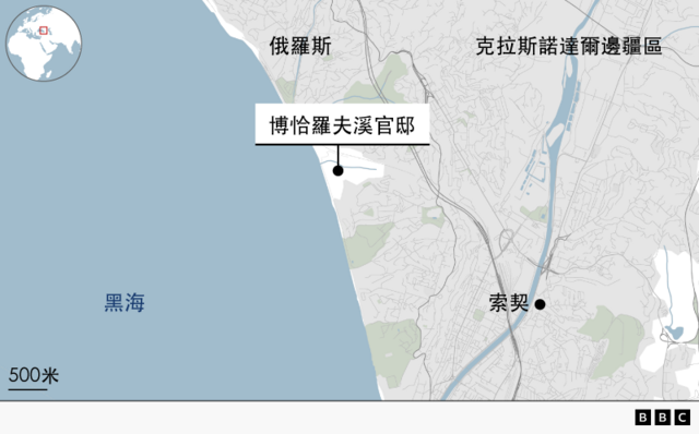一幅BBC制作地图,显示俄罗斯总统弗拉基米尔·普京位于克拉斯诺达尔边疆区索契博恰罗夫溪的官方黑海官邸。上方的BBC定位地图则标示出该地区在全球的位置。